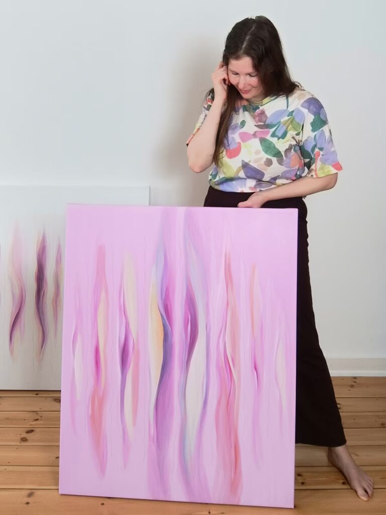 Sarah steht vor ihrem Kunstwerk "In Lavender"
