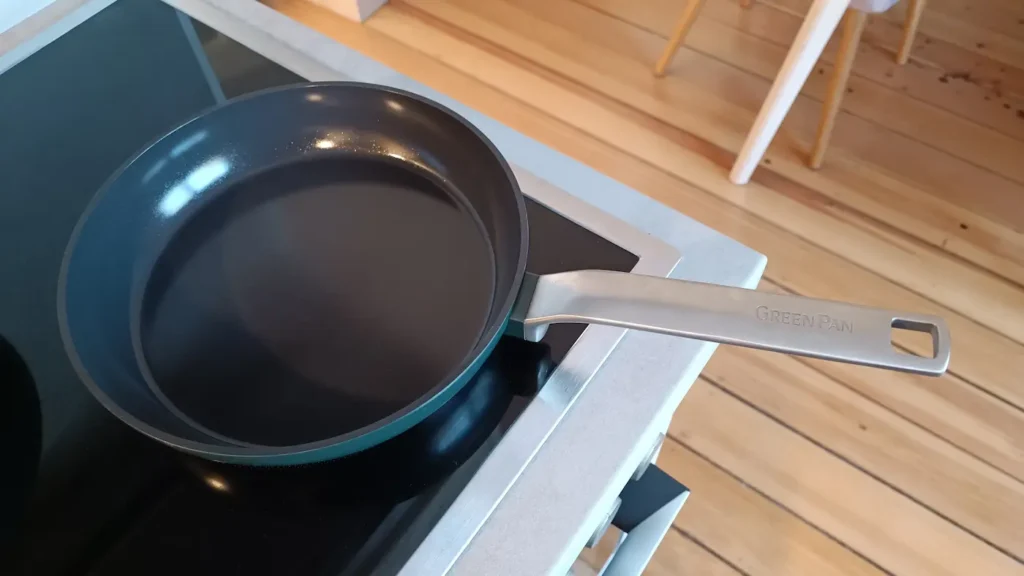 GreenPan Keramikpfanne aus der tannengrünen Serie Evolution